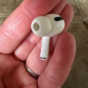 EUC AirPod Pro series 2 case with one right AirPod.